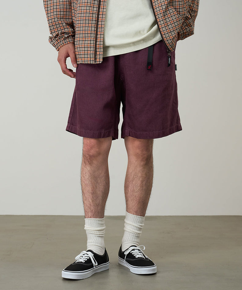 Auf dem Bild ist eine Gramicci Hanf G-Pant Shorts zu sehen, die von einem Model getragen wird. Die Hose ist in der Farbedeep graue