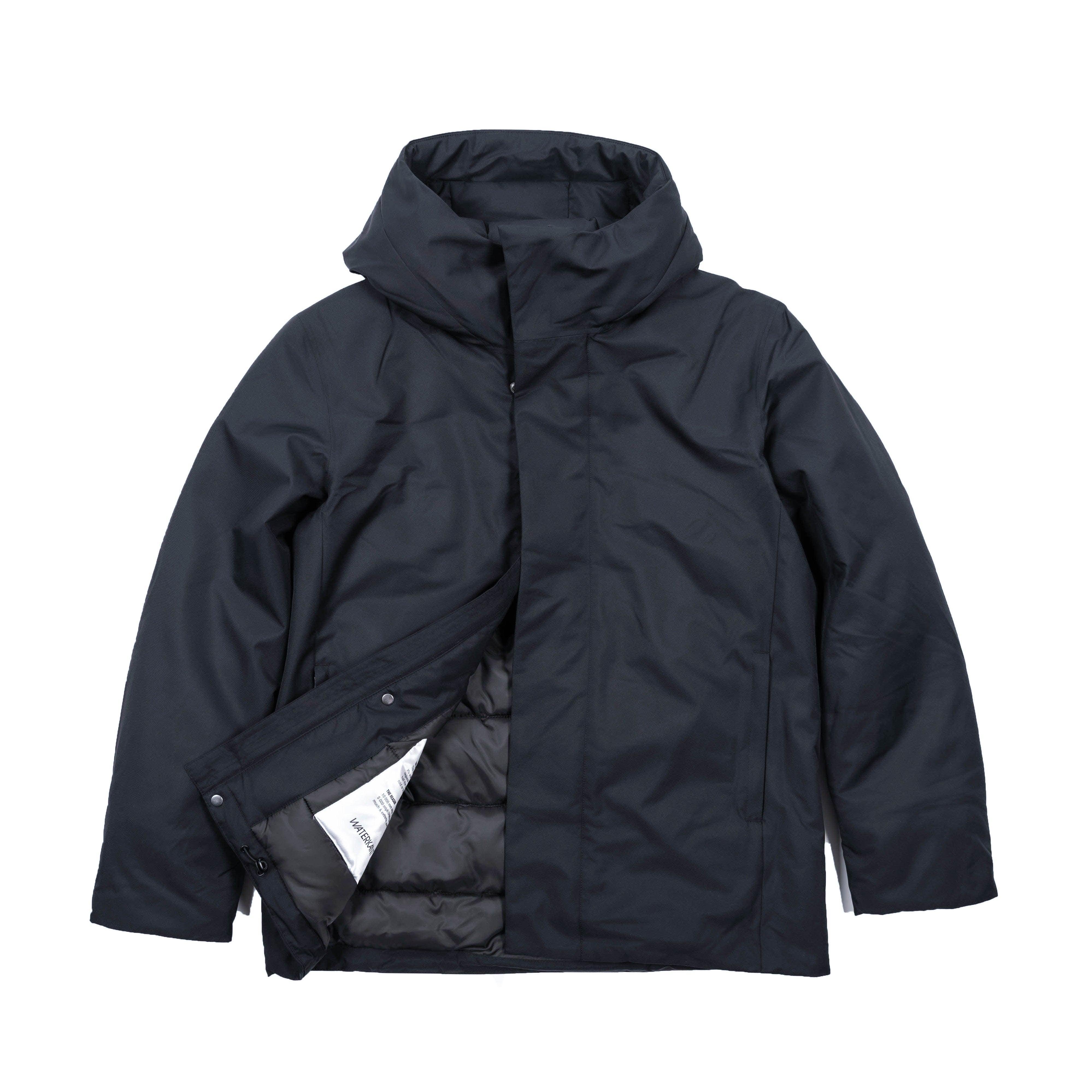WATERKANT Jacke J1 – wattierte Winterjacke mit Kapuze, Fleece-Taschen & recycelter Isolierung. Wasserdicht & atmungsaktiv. Jetzt online & in Hamburg erhältlich.